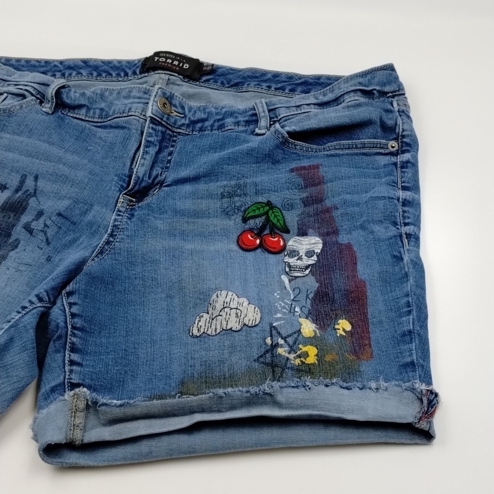 TORRID Premium Jean Shorts Patches & Paint Size 20 Designed in LA 90's - Picture 4 of 14
